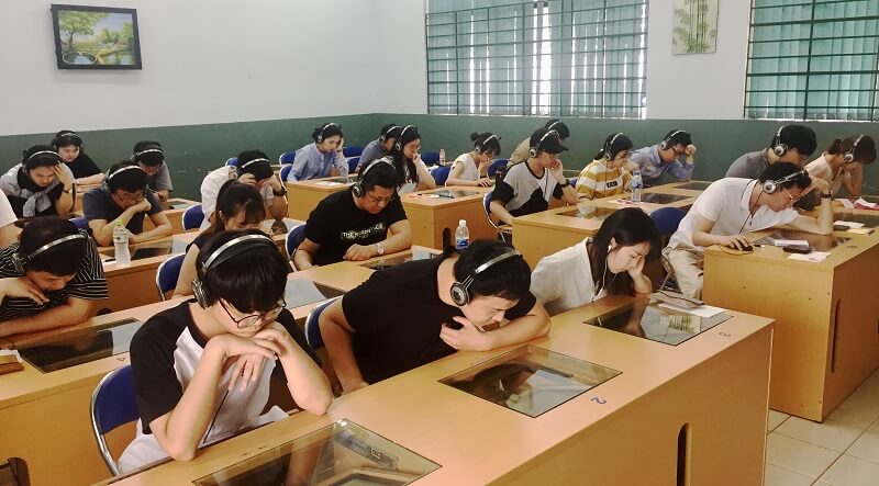 Trường công lập thường đào tạo theo kiểu truyền thống