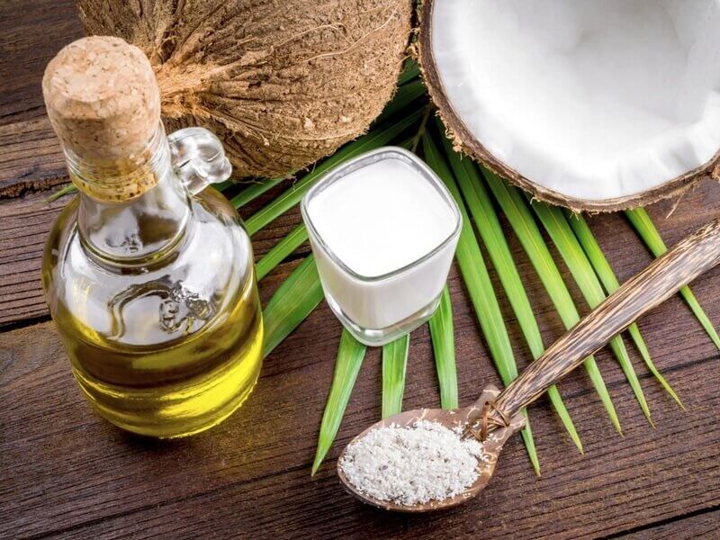 Bôi dầu dừa giúp chữa khỏi nhiệt miệng