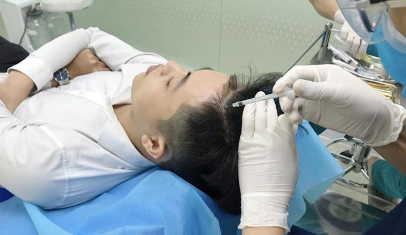 Nên đến bác sĩ kịp thời khi nhận thấy tóc rụng bất thường