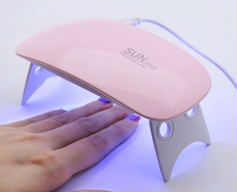 Sử dụng đèn LED để lớp gel khô nhanh hơn