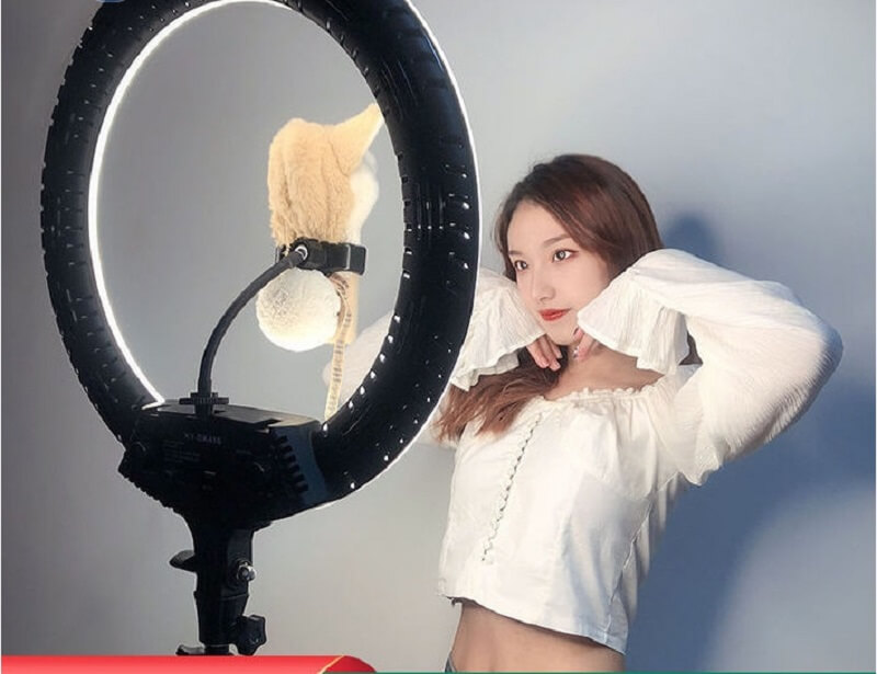 Bạn có thể thay đổi cường độ ánh sáng hoặc màu sắc ánh sáng