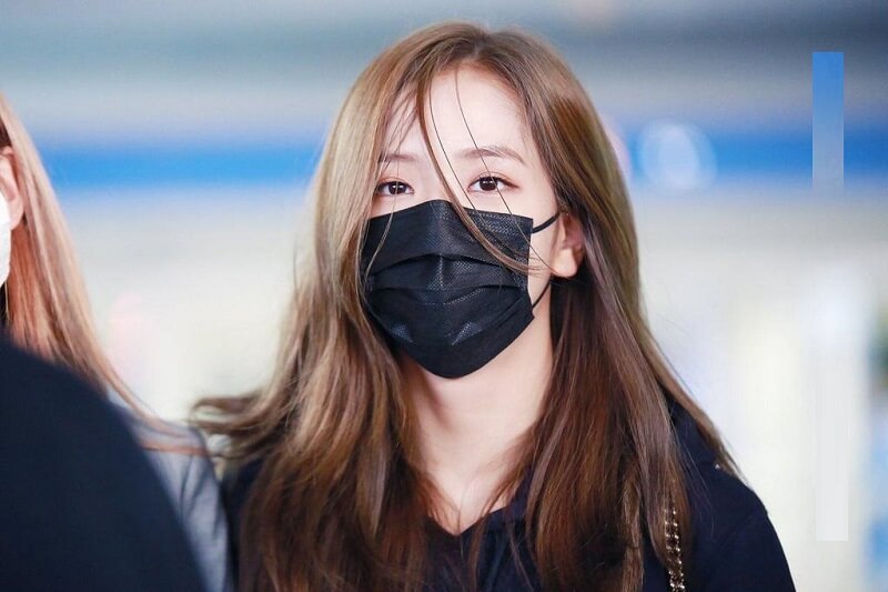 Khi ra ngoài bạn nên chủ động đeo khẩu trang