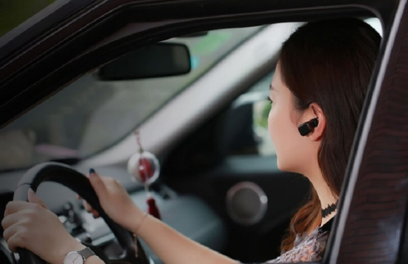 Đeo tai nghe khi lái xe rất nguy hiểm