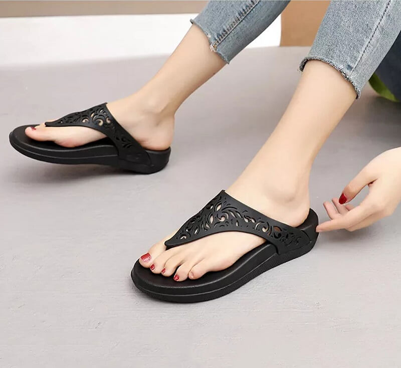 Chọn đi những đôi dép đơn giản để dễ dàng tháo ra khi đi thăm chùa ở Thái