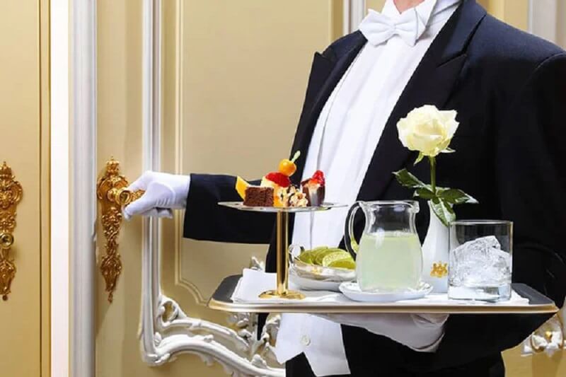 Nhân viên dịch vụ phòng phục vụ nhu cầu ăn uống tại phòng của khách