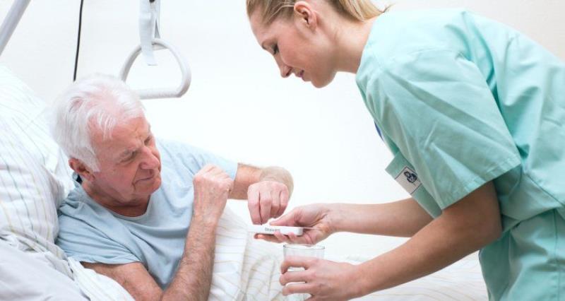 Điều dưỡng gia đình chăm sóc bệnh nhân tại nhà