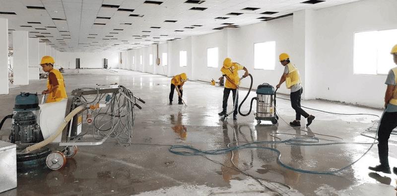 Điều hành nhân viên vệ sinh làm sạch khu vực được phân công