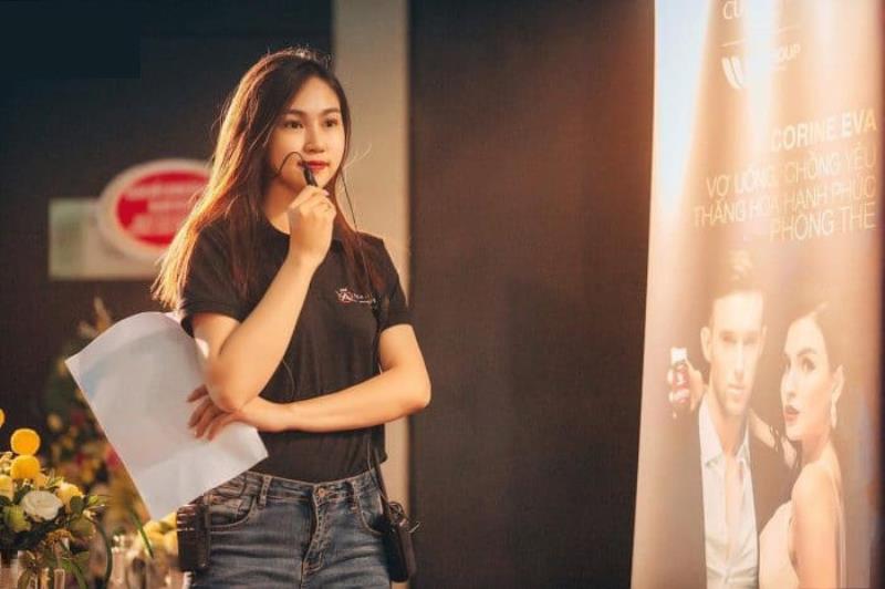 Điều phối viên sự kiện thường điều khiển sân khấu