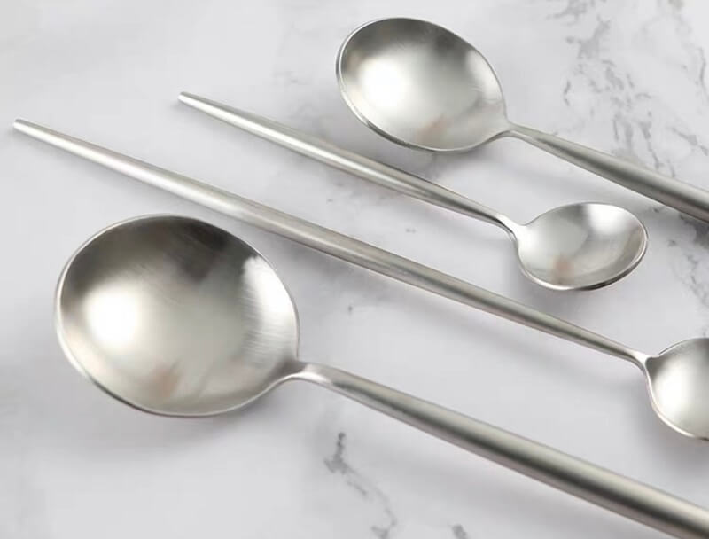 Giúp làm sạch đồ dùng bạc