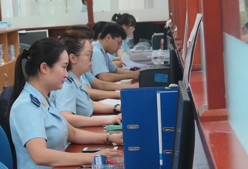 Phí DOC liên quan đến hãng tàu và người gửi hàng