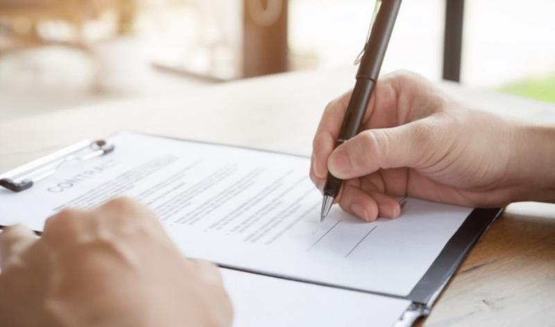 Người lao động viết đơn xin nghỉ việc 1 tháng khi bị bệnh