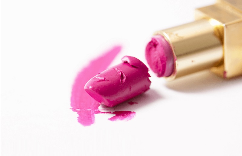 Dùng son hết hạn lau các vết bẩn