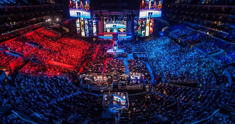 Chịu sự đánh giá khắt khe của xã hội