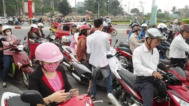 Tận dụng thời gian dừng đèn đỏ để phát tờ rơi