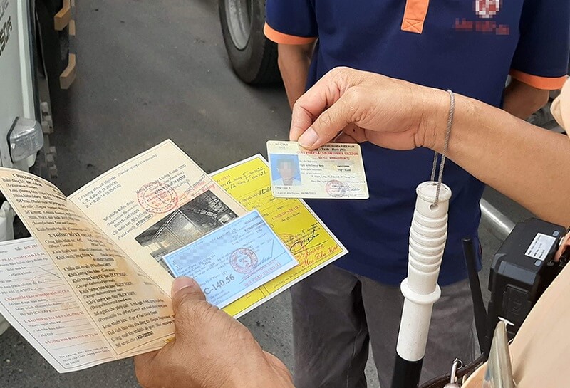 Luôn mang đầy đủ giấy tờ khi lái xe
