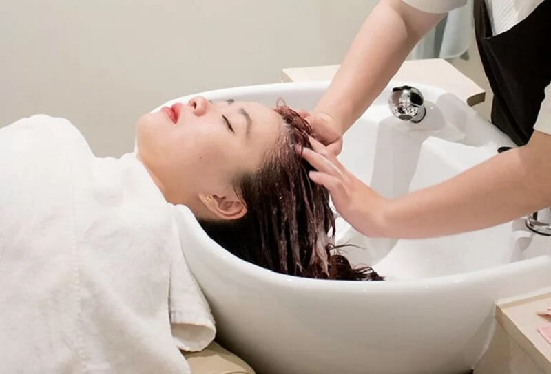 Pha nước ấm gội đầu khiến da đầu dễ chịu hơn