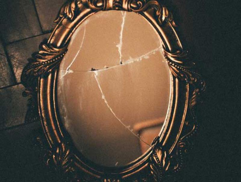 Điềm báo vỡ gương xui xẻo 7 năm của người La Mã