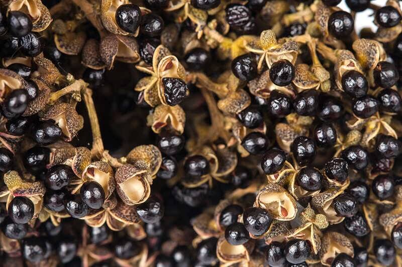 Hạt mắc khén có màu đen