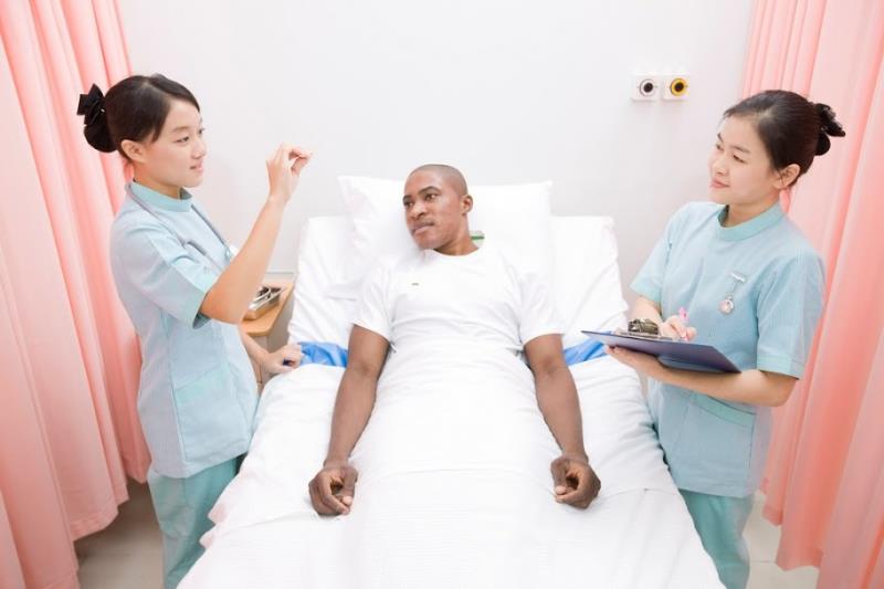 Hộ lý và điều dưỡng theo dõi bệnh nhân liên tục và thường xuyên