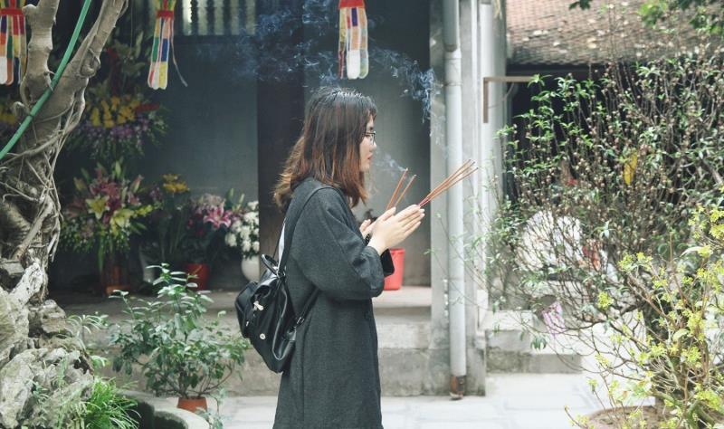 Đi chùa cầu may là việc nên làm để có may mắn trong thi cử