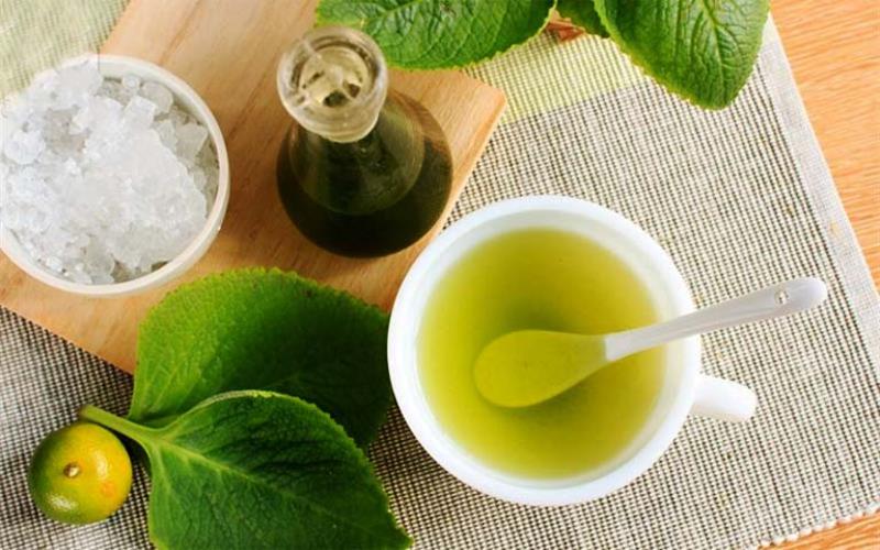 Lá húng chanh chưng cách thủy với đường phèn