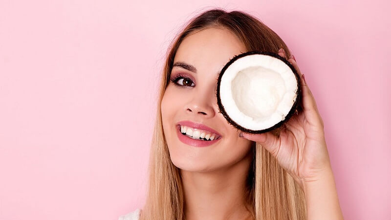 Sử dụng dầu dừa giúp xóa đi vết đi vết nhăn và quầng thâm