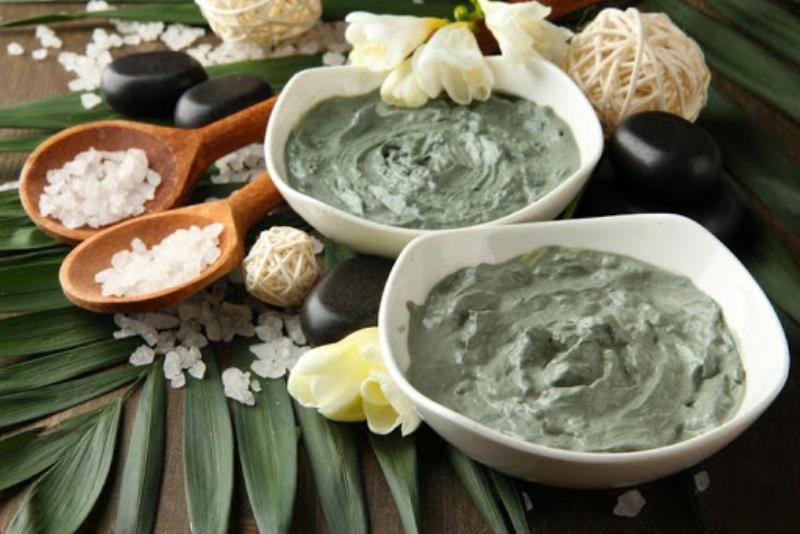 Bùn khoáng hút chất bẩn và dầu thừa trên da