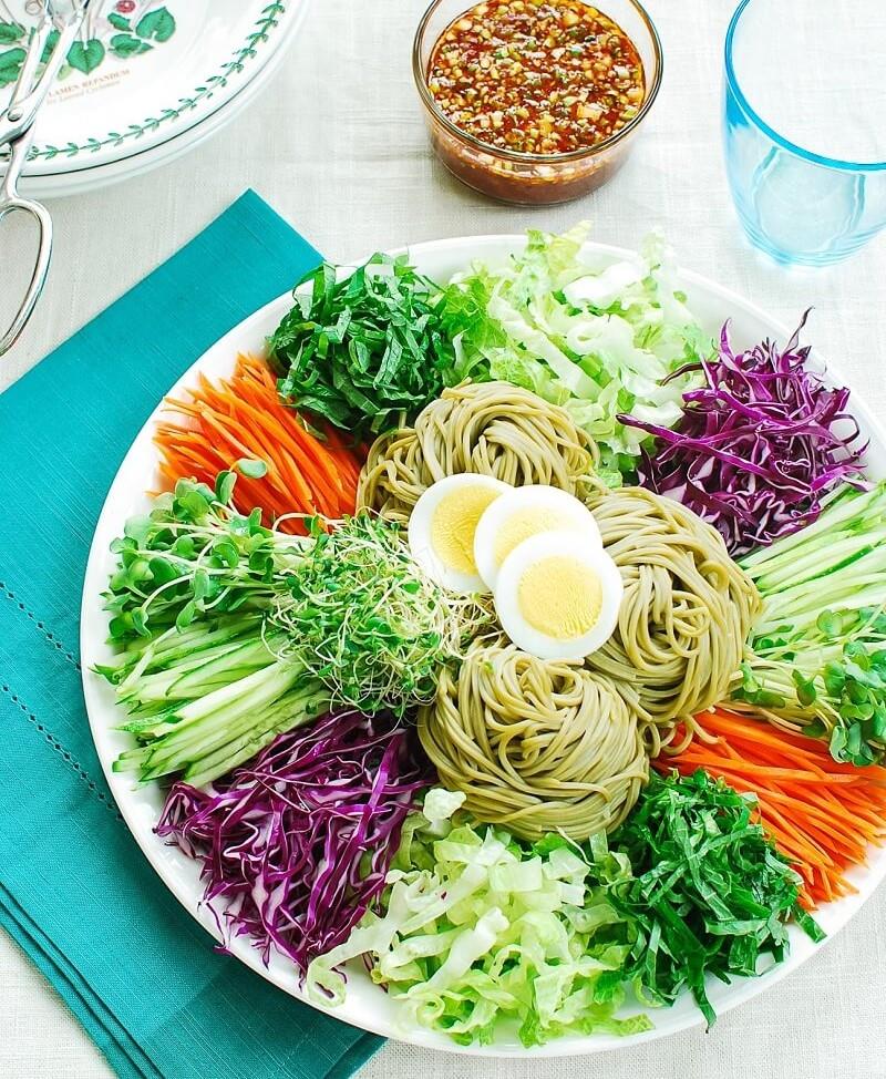 Mì lạnh Jeangban guksu giống như lẩu mì chay