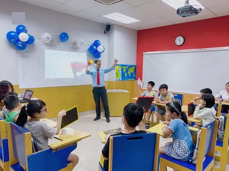 Xây dựng trang thiết bị và cơ sở vật chất để giảng dạy