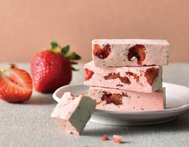 Kẹo hạnh phúc dâu có màu sắc bắt mắt