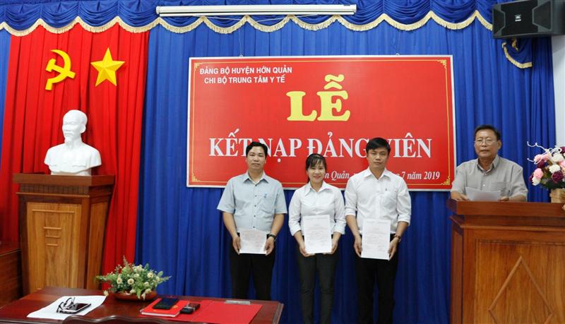 Trở thành một phần của tổ chức chính Đảng