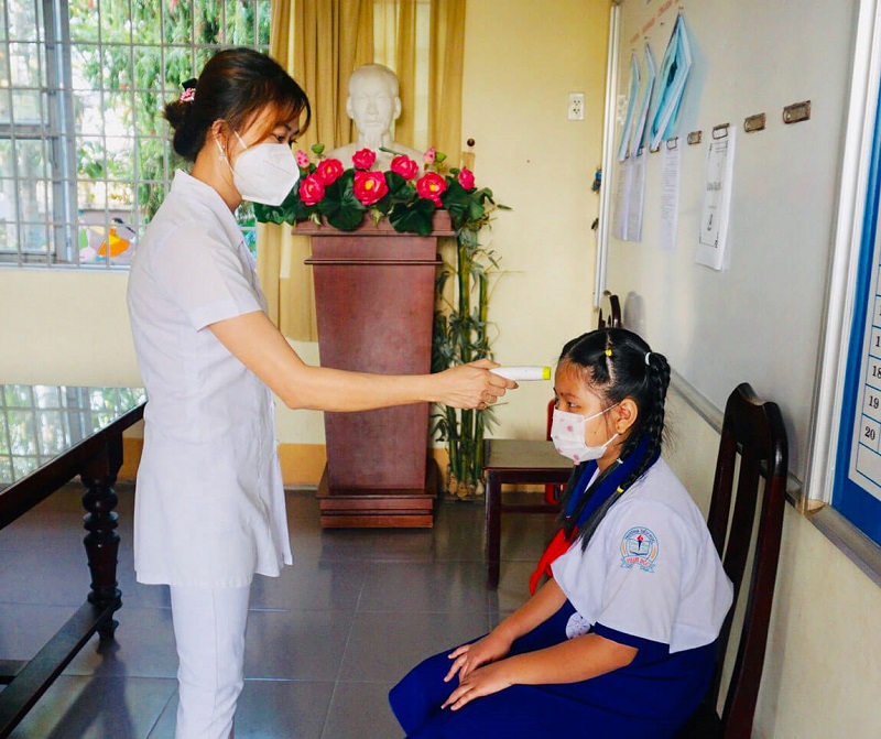 Nhân viên y tế trường học thực hiện khám sức khỏe định kỳ