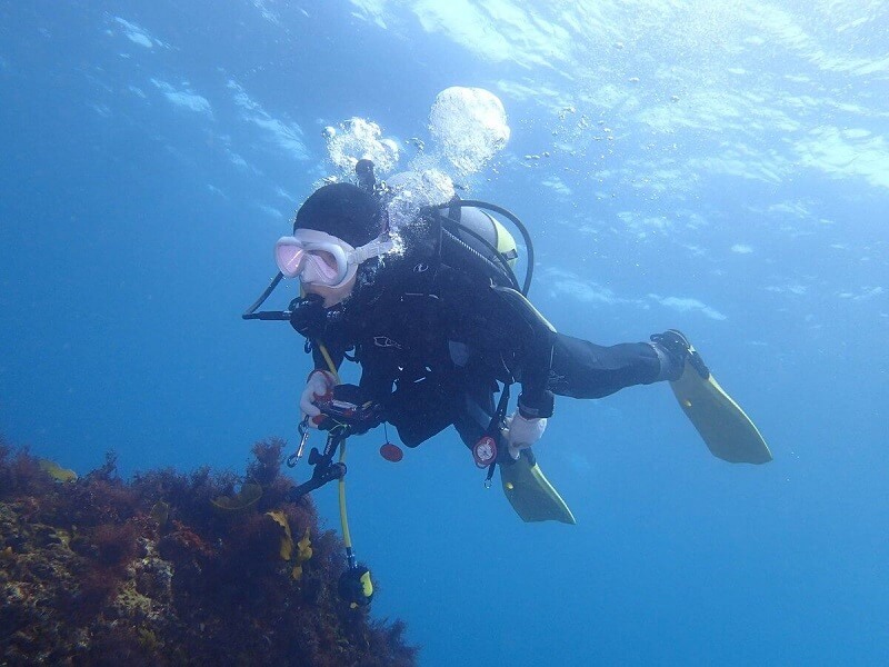 Khí heli làm bình lặn giúp thợ lặn có thể dễ dàng thở trong không khí ở môi trường trong nước