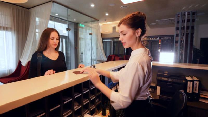 Khi tiếp đón khách nhân viên lễ tân cần lưu ý những gì