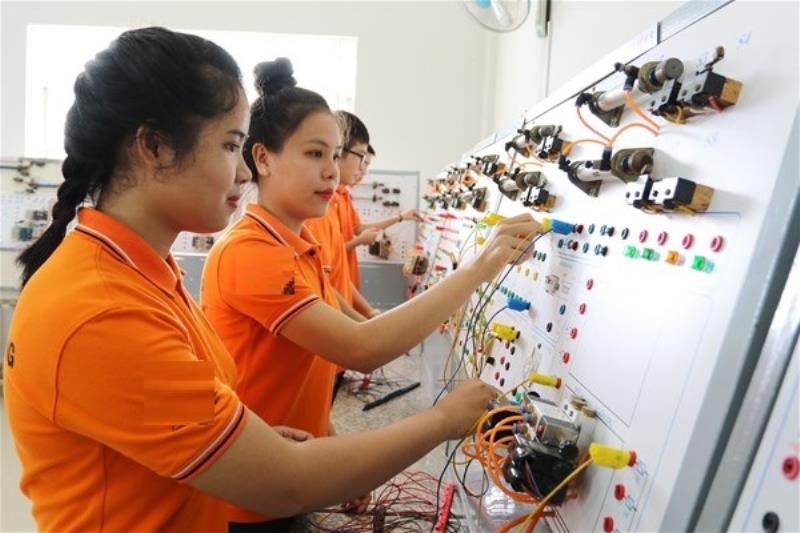 Các bạn nữ có thể gặp một số khó khăn nhất định khi học kỹ thuật