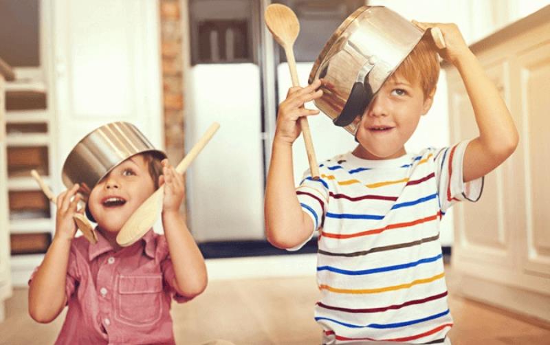 Cha mẹ hãy khuyến khích con thể hiện cảm xúc