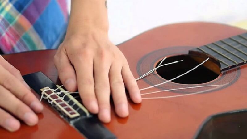 Kiểm tra dây đàn bằng cách chơi thử một vài nốt