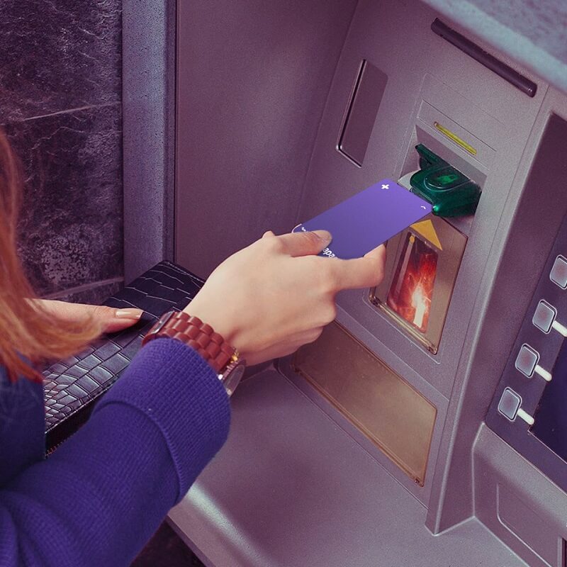 Dùng cây ATM là một cách để kiểm tra số dư khả dụng