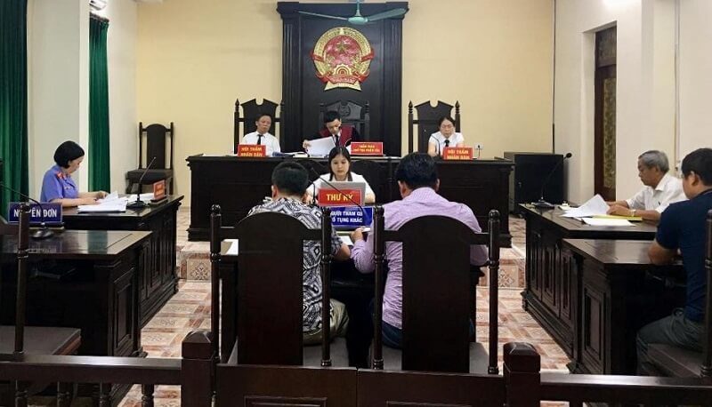 Làm thư ký tòa án sẽ nhận được những gì?