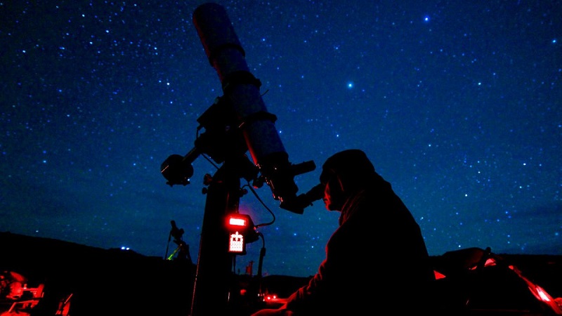 Lựa chọn kính thiên văn khúc xạ cho người mới 