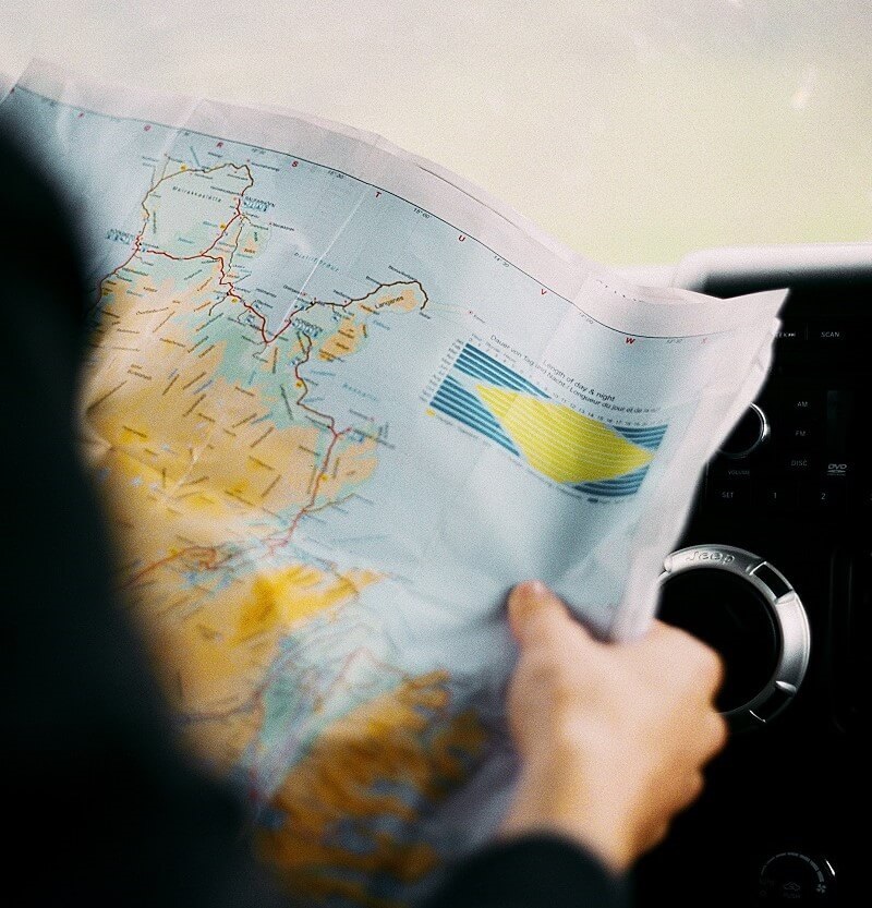 Biểu đồ và bảng chú thích ký hiệu thường được thể hiện tại các góc của bản đồ