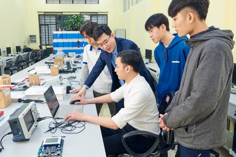 Kỹ sư thiết kế và lập trình robot