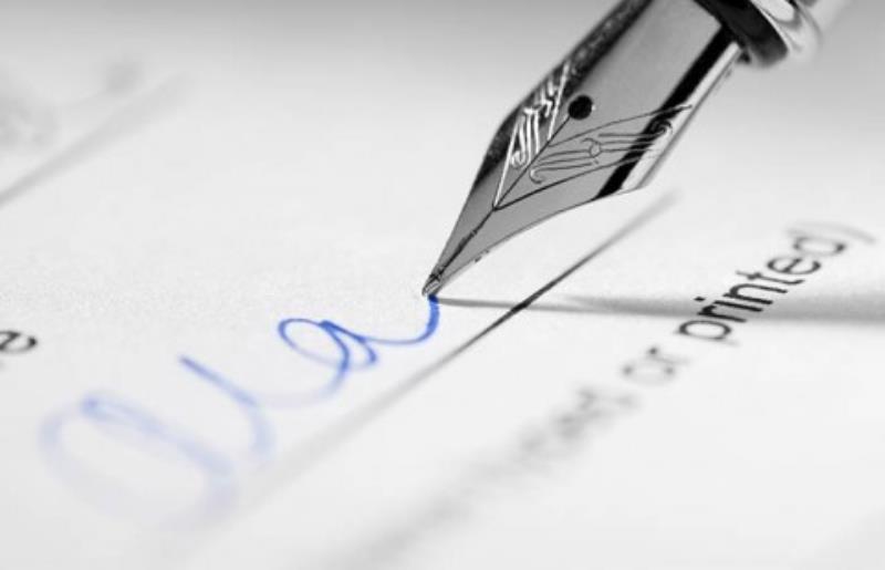 Người yêu cầu không tái ký hợp đồng ký tên cuối lá đơn