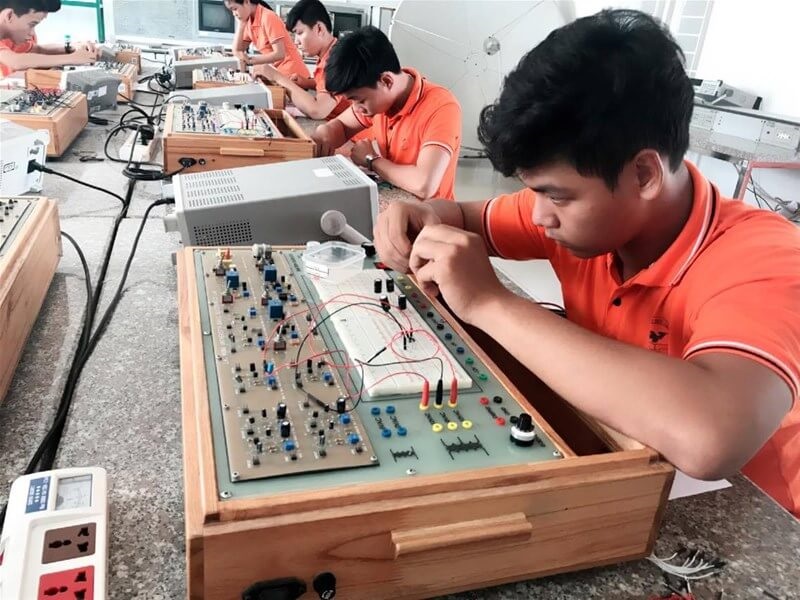 Trang bị kiến thức chuyên môn sâu rộng 