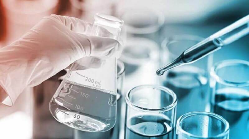 Kỹ thuật viên trong phòng thí nghiệm