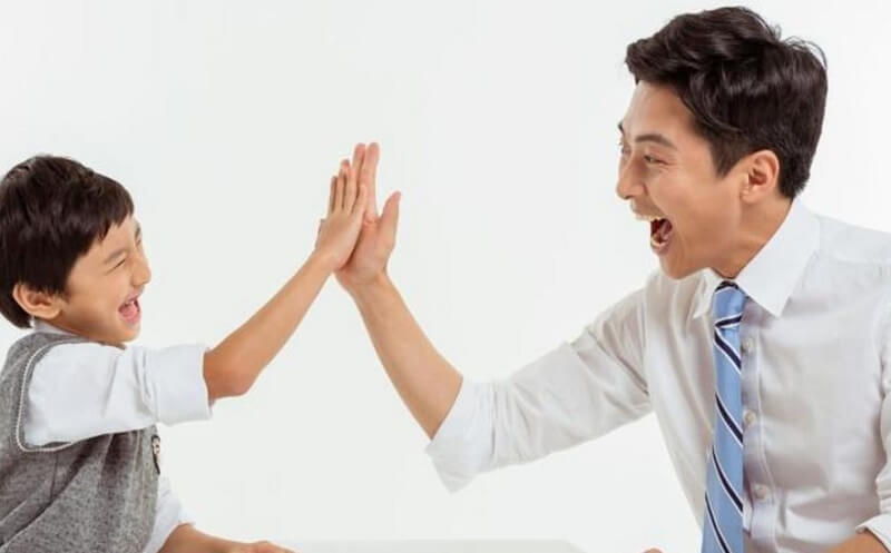 Phụ huynh cần làm bạn và lắng nghe tâm sự của con cái