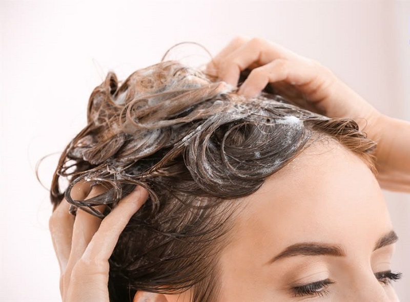 Dùng dầu dừa massage tóc