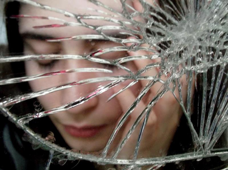 Vỡ gương là điềm báo gì