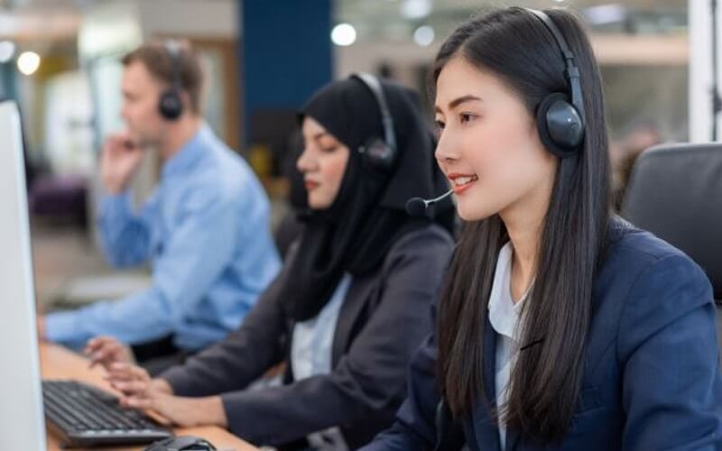 Người phiên dịch sử dụng kỹ năng lắng nghe để dịch thuật