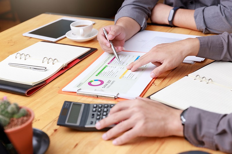 Xác định các bên liên quan và gặp gỡ